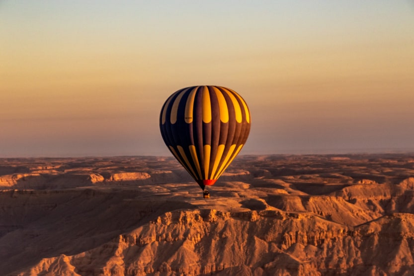 hot-air-balloon-flying-over-the-desert-near-marrakech