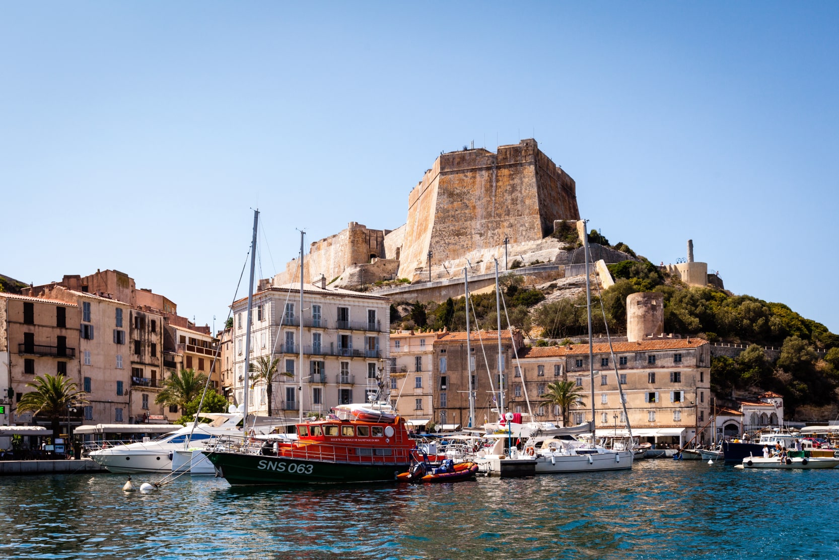 most-beautiful-towns-to-visit-in-corsica-bonifacio-port-boats-houses-citadelle