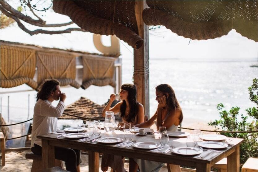 dejeuner au bord de la mer avec des amis autour dune table