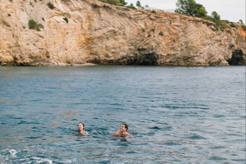 femme et homme dans la mer a ibiza