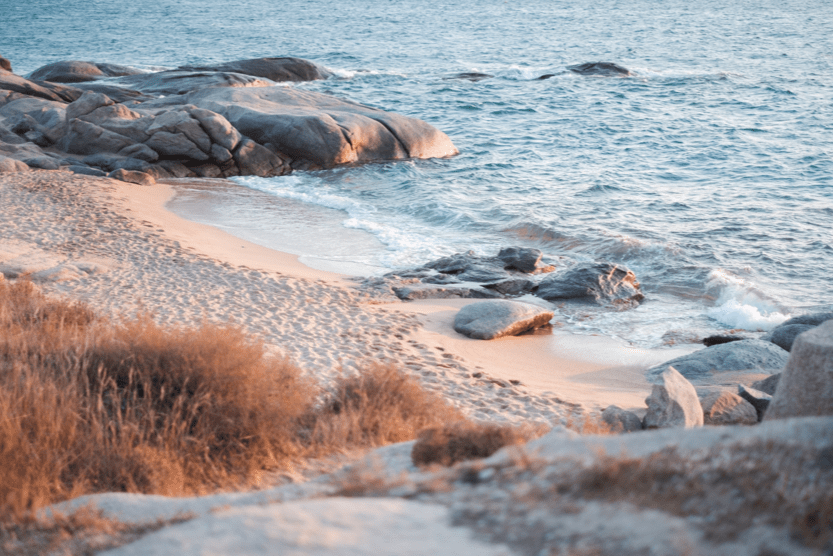 plages-de-sable-fin-entouree-de-vegetation-et-de-rochers-face-a-la-mer-pouilles