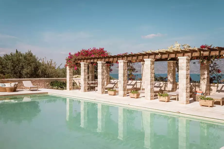 piscine de la villa avec colonnes et terrasse surplombant le mer