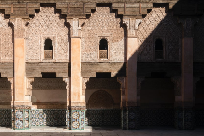 jeu-de-clair-obscur-sur-la-facade-du-palais-de-bahia-a-marrakech