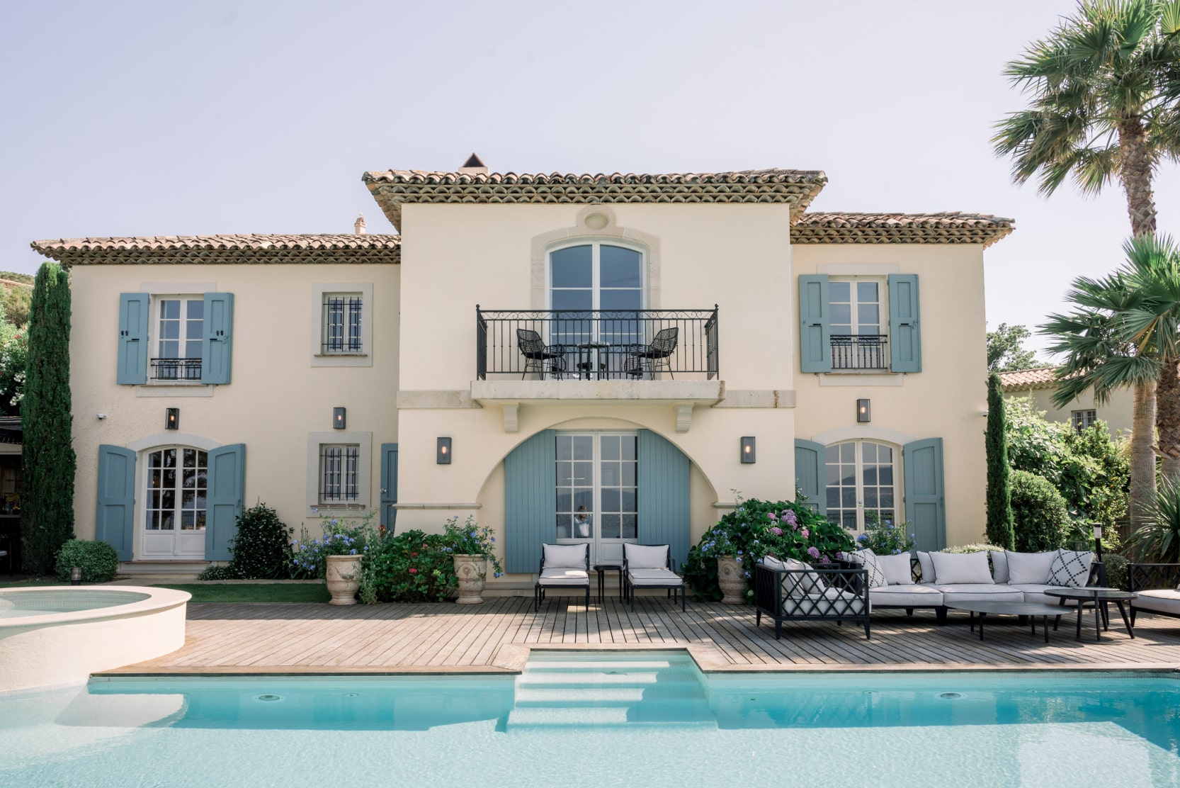 palme-vacances-sud-proprietaire-tropez-famille-vue-salon-miroir-cuisine-extérieur-maison-piscine-min-2