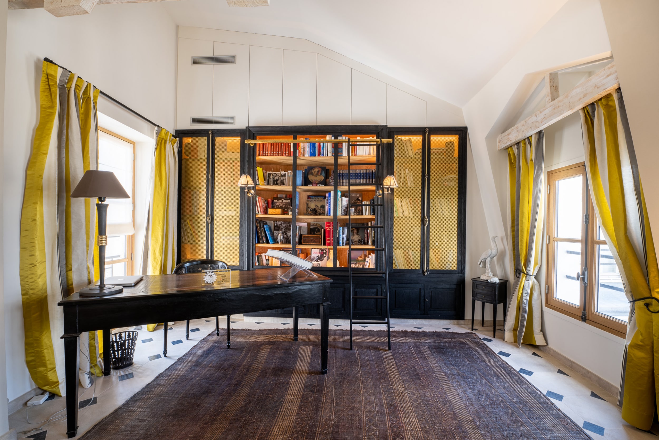 penthouse-saint-germain-library-desk-min