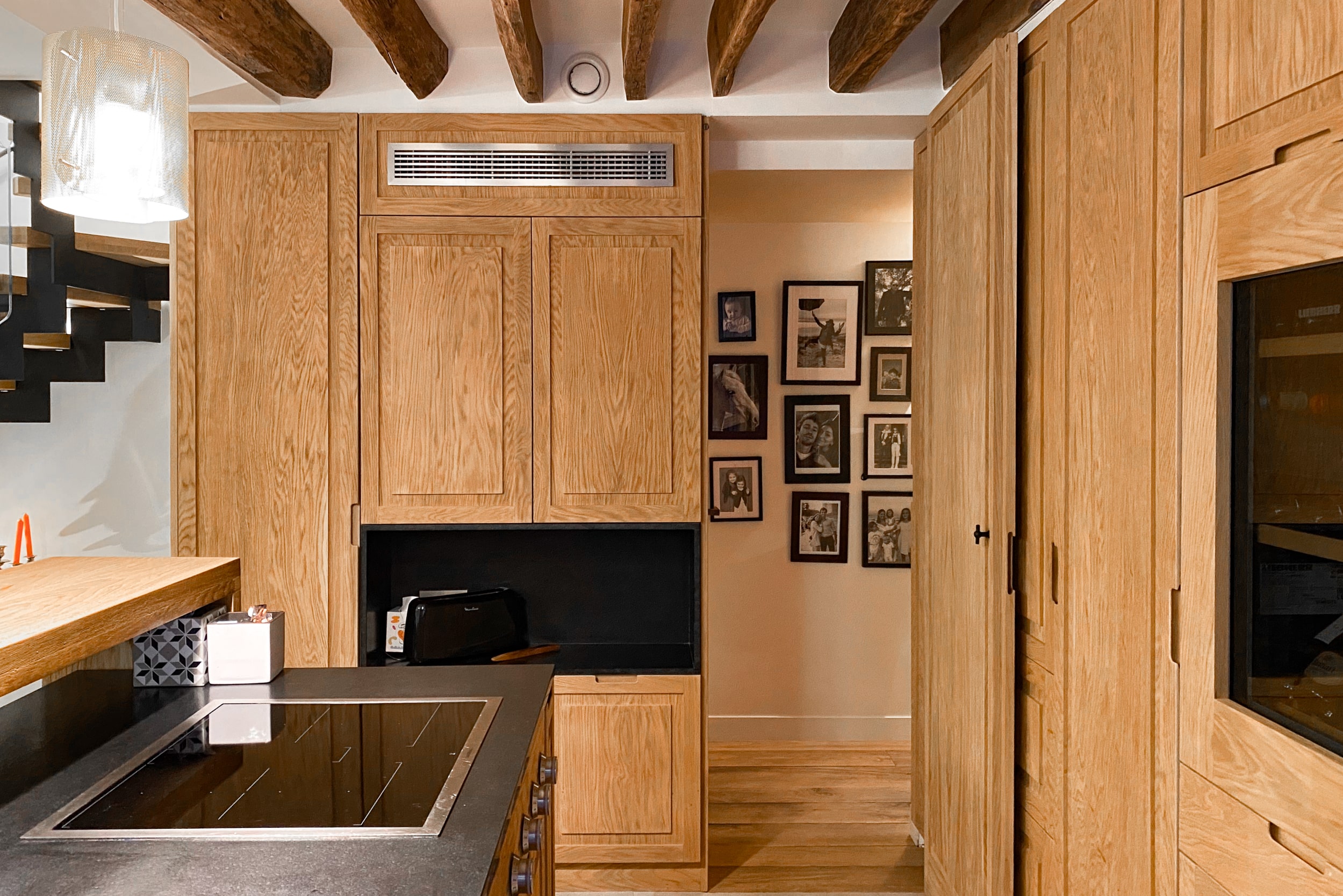 penthouse-saint-germain-wood-panels-kitchen-min