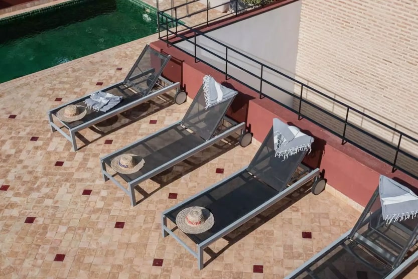 quatre-transats-autour-piscine-terrasse-riad-safir-marrakech