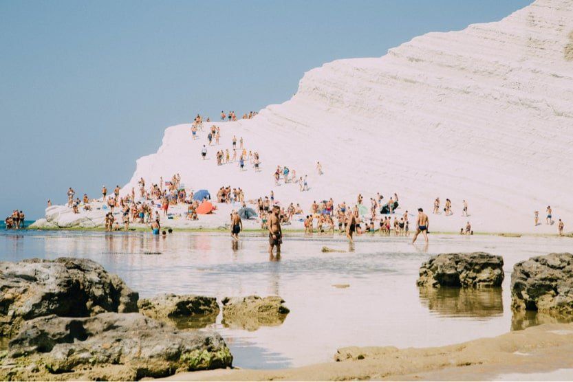 plage-de-sicile-avec-baigneurs-et-eau-turquoise