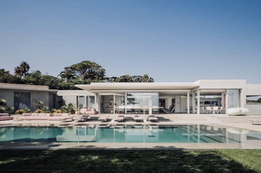 plage-privée-saint-tropez-facade-piscine-min-1