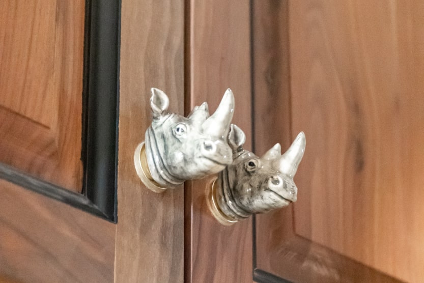 zoom-sur-une-porte-en-bois-naturel-avec-des-poignees-en-marbre-en-forme-de-rhinoceros