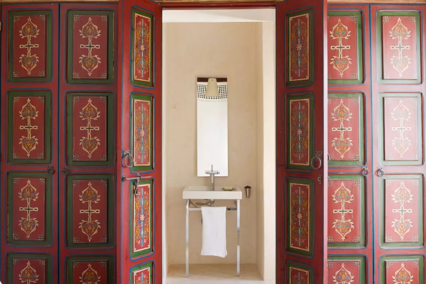 porte-typique-marocaine-ouverte-sur-salle-de-bain-min