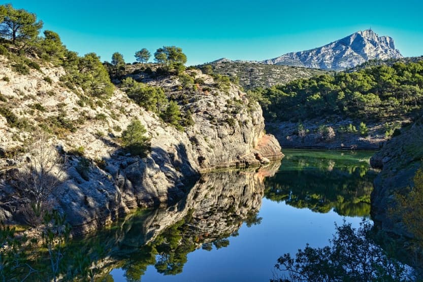 provence-in-winter-sainte-victoire-lake-min