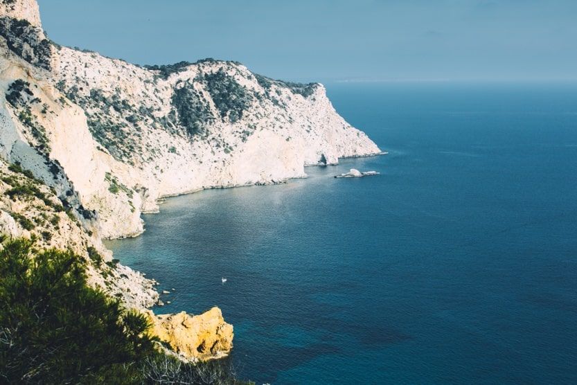 que-faire-a-ibiza-en-decembre-falaise