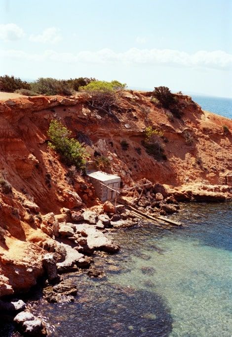 que-faire-a-ibiza-en-decembre-falaises-rouges-1
