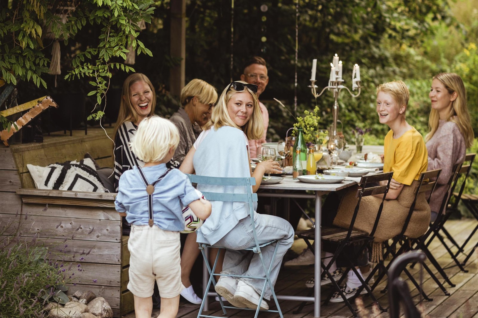 Dîner en famille dans un jardin, un soir d’été