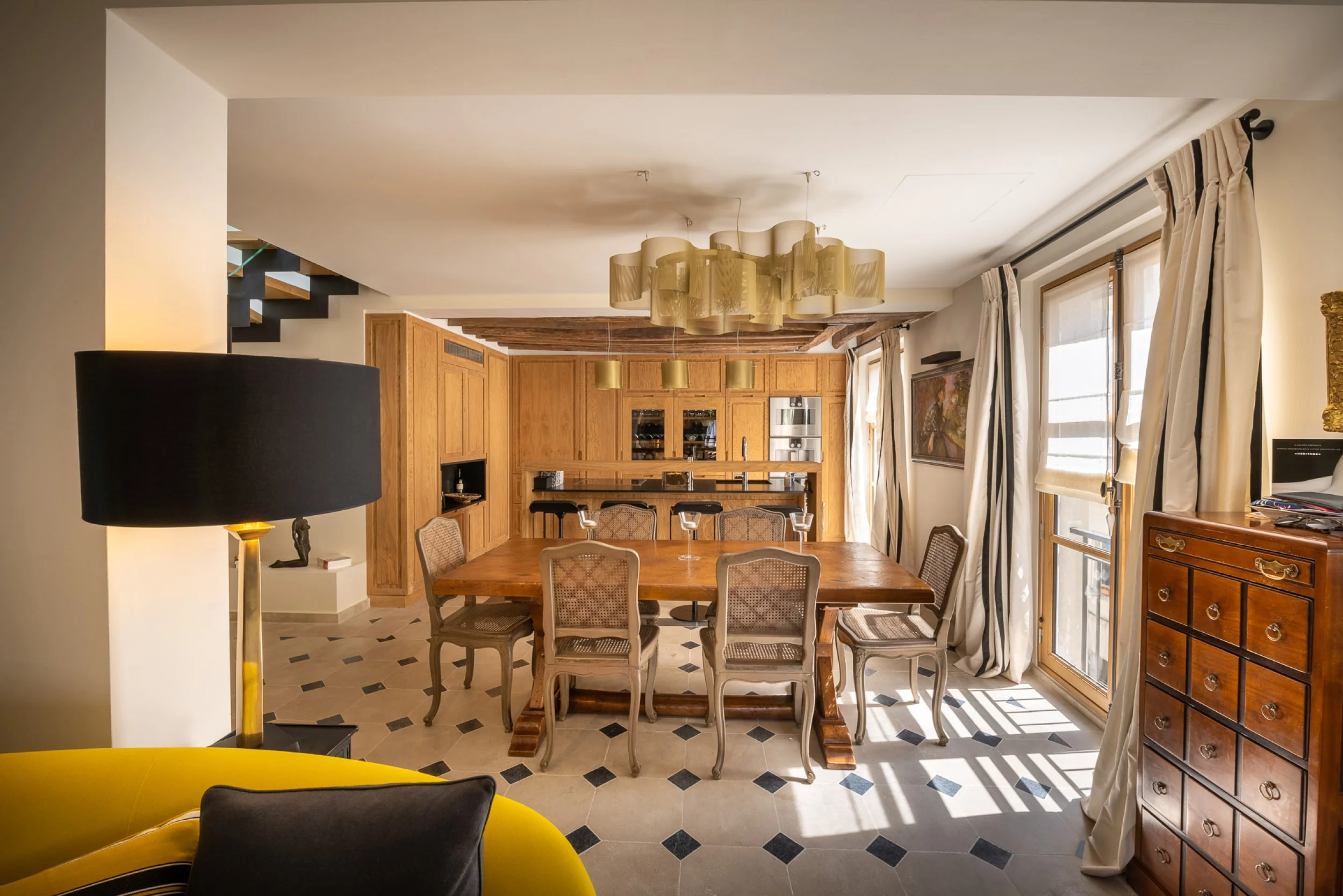 salle-a-manger-ouverte-du-penthouse-saint-germain-a-paris