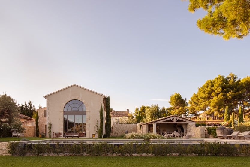domaine-provencal-facades-blanches-et-toit-en-tuiles-avec-pool-et-entoure-de-verdure