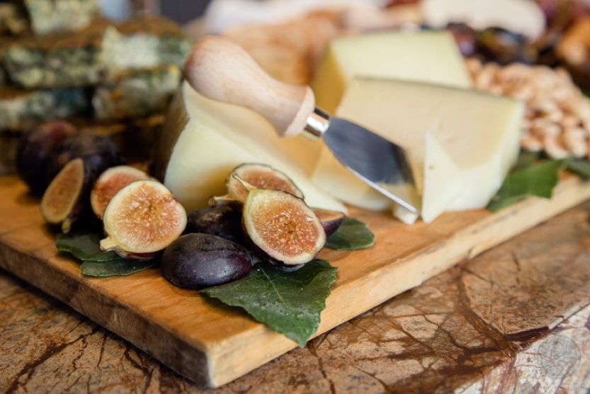 sicily-travel-guide-figs-cheese