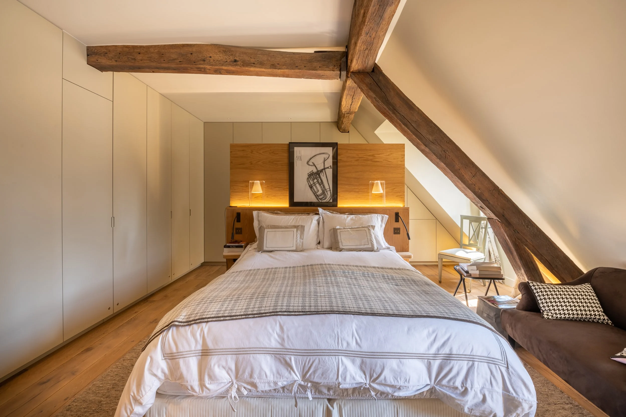 suite-principale-du-penthouse-saint-germain-a-paris-sous-les-toits-avec-poutress-apparentes-et-bois-naturel