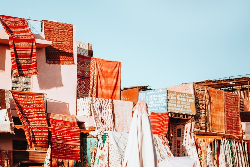 rue-de-marrakech-remplie-de-tapis-berberes-rouges-blancs-verts