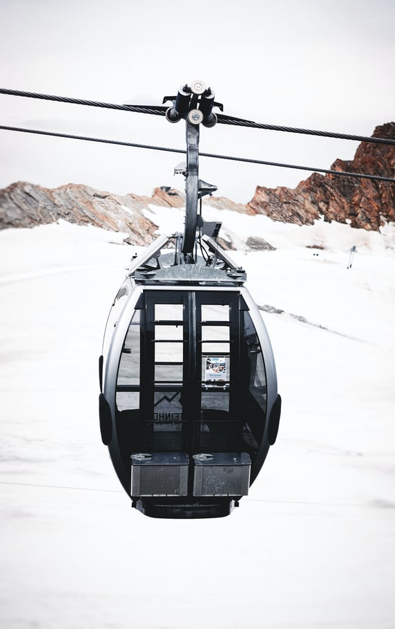 zoom-sur-une-telecabine-en-acier-seule-dans-les-paysages-de-montagnes-enneiges