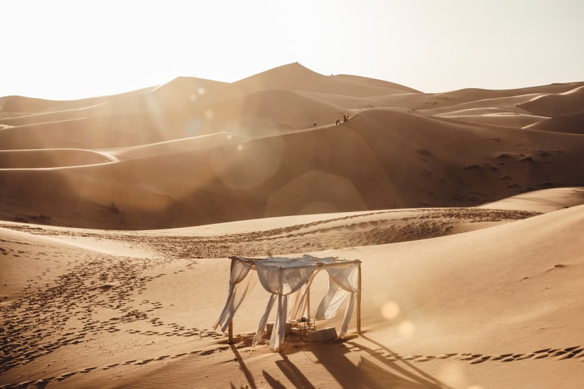 tente-traditionnelle-en-draps-blanc-volant-dans-le-vent-au-milieu-du-desert-a-marrakech