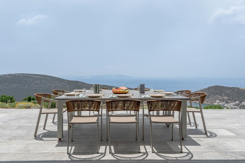 terrasse-de-la-villa-thola-avec-vue-panoramique-sur-sifnos