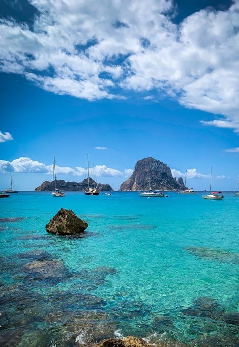 top-10-most-beautiful-beaches-in-ibiza-boats