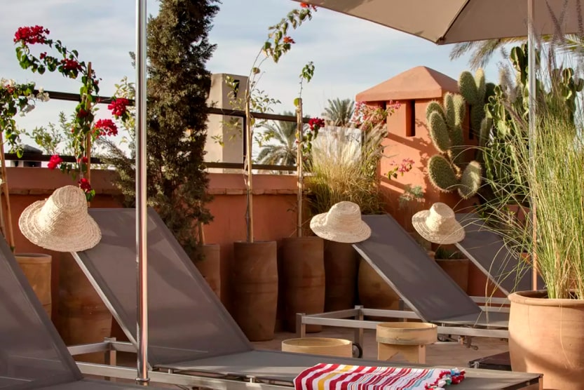 transats-avec-chapeaux-de-paille-terrasse-riad-marrakech