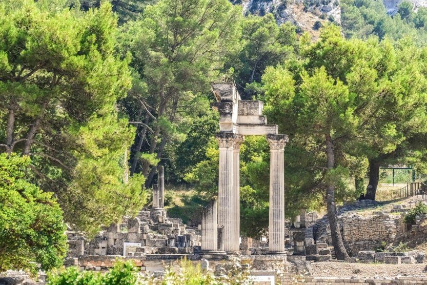 unique-things-to-do-in-provence-cemetery-min