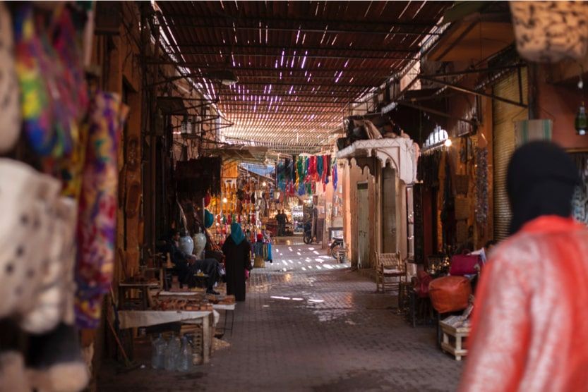 ruelle-d-un-souk-marocain-rempli-d-etalages