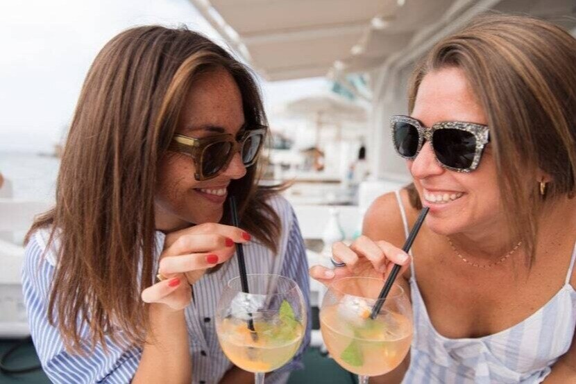 vacances-en-grece-meilleures-activites-famille-mykonos-filles-cocktails-1