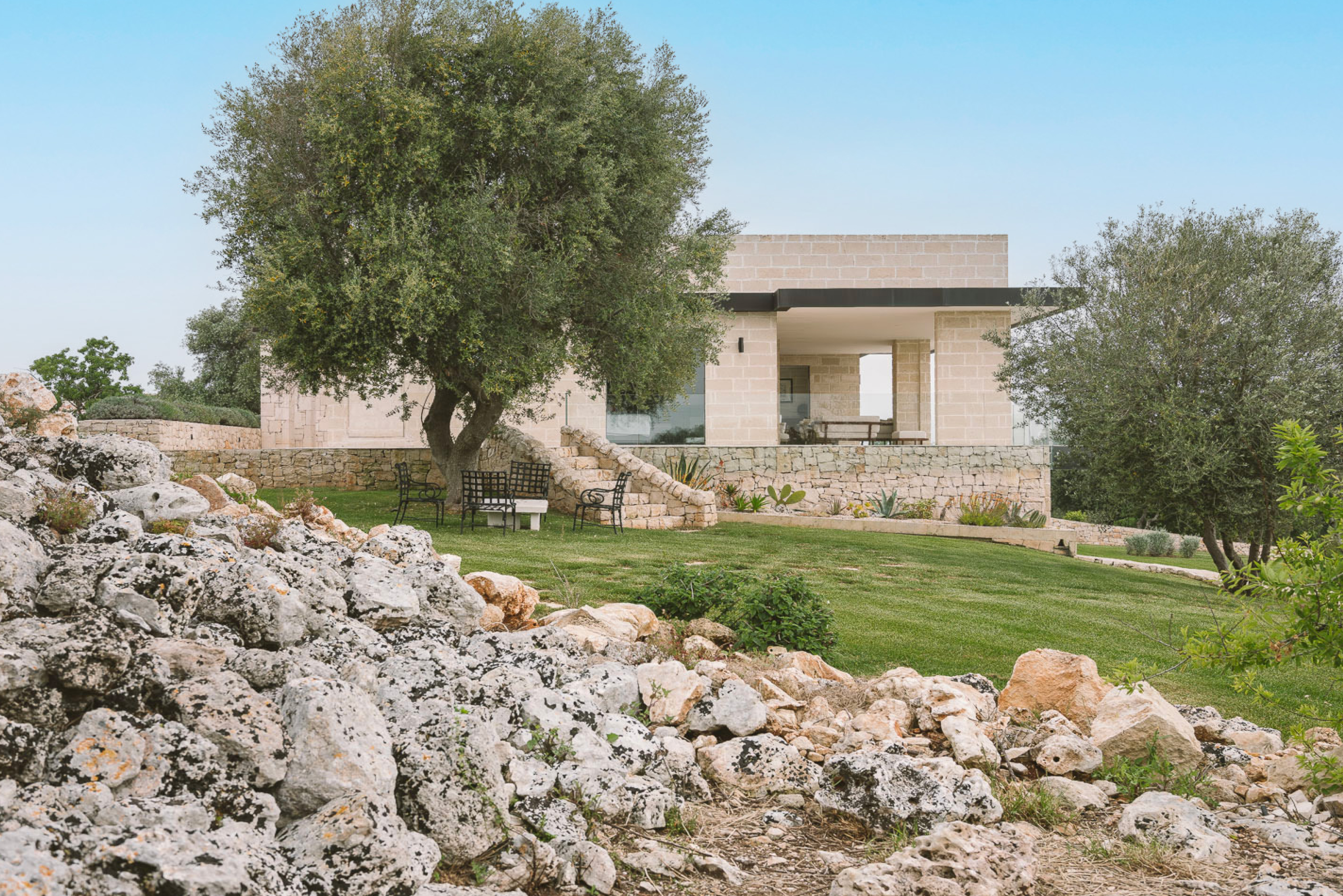 vacances-italie-trulli-pouilles-famille-paysage-olivier-masseria-piscine-Jun-20-2023-01-09-19-5595-PM