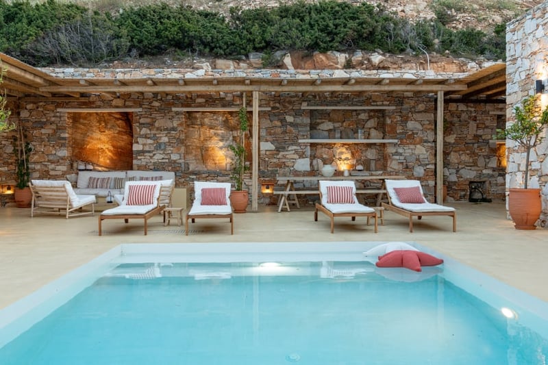 villa-avlaki-sifnos-outdoor-pool-lounger-min