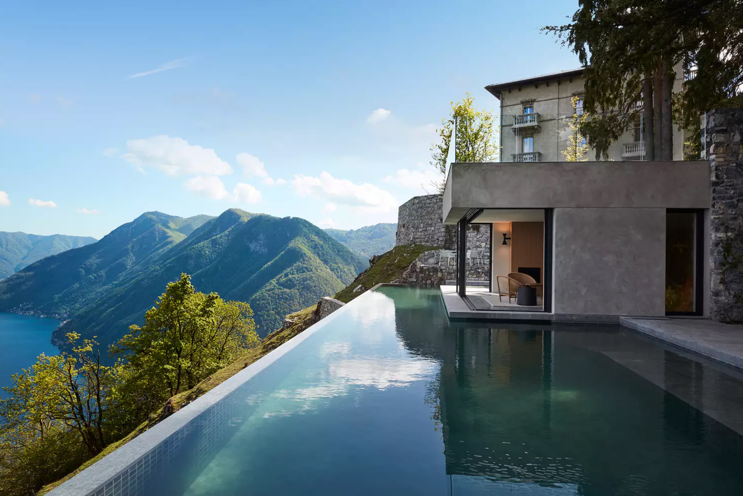 villa-contemporaine-avec-vue-panoramique-et-piscine-au-bord-du-lac-de-come