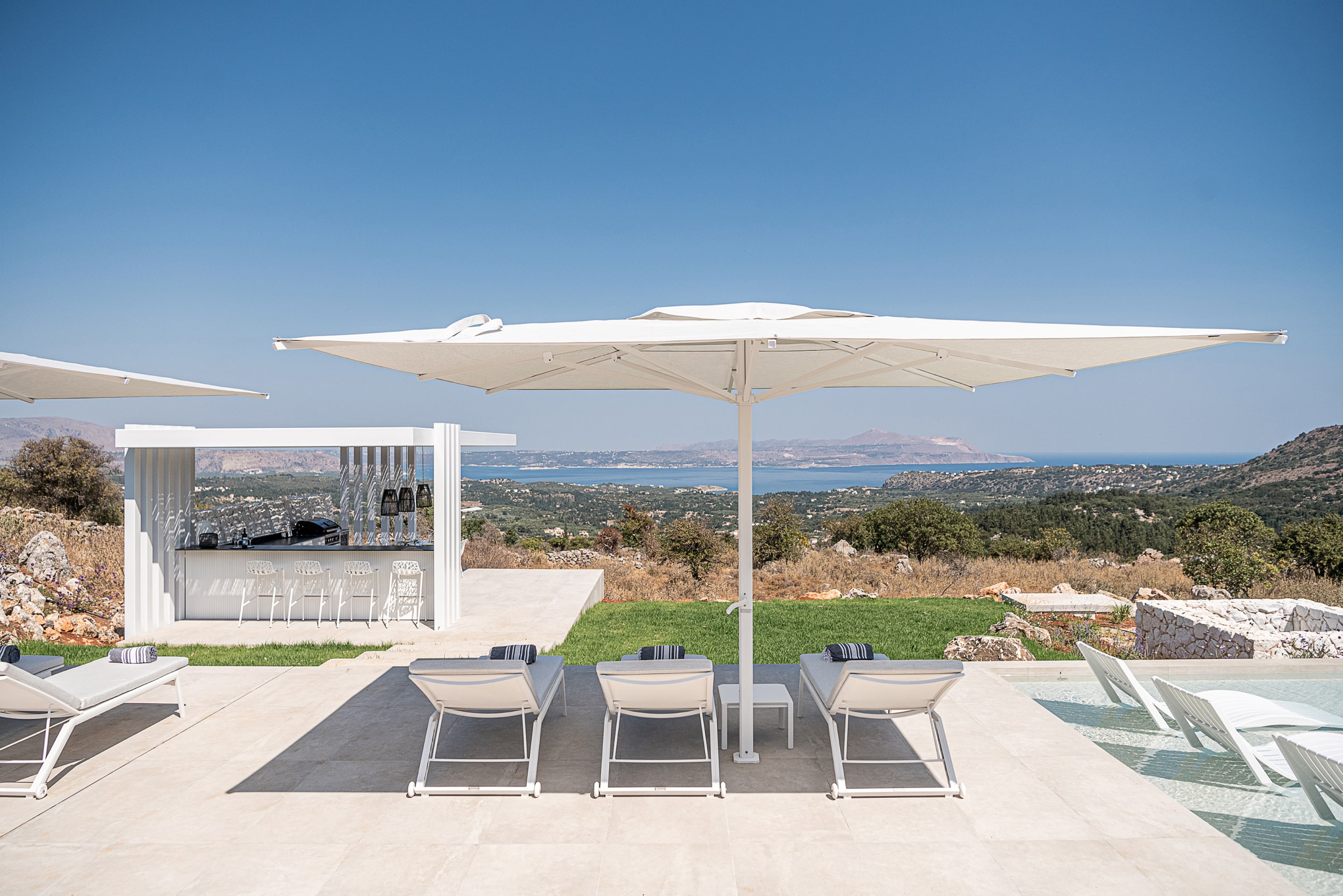 villa-medusa-garden-parasol-view-min