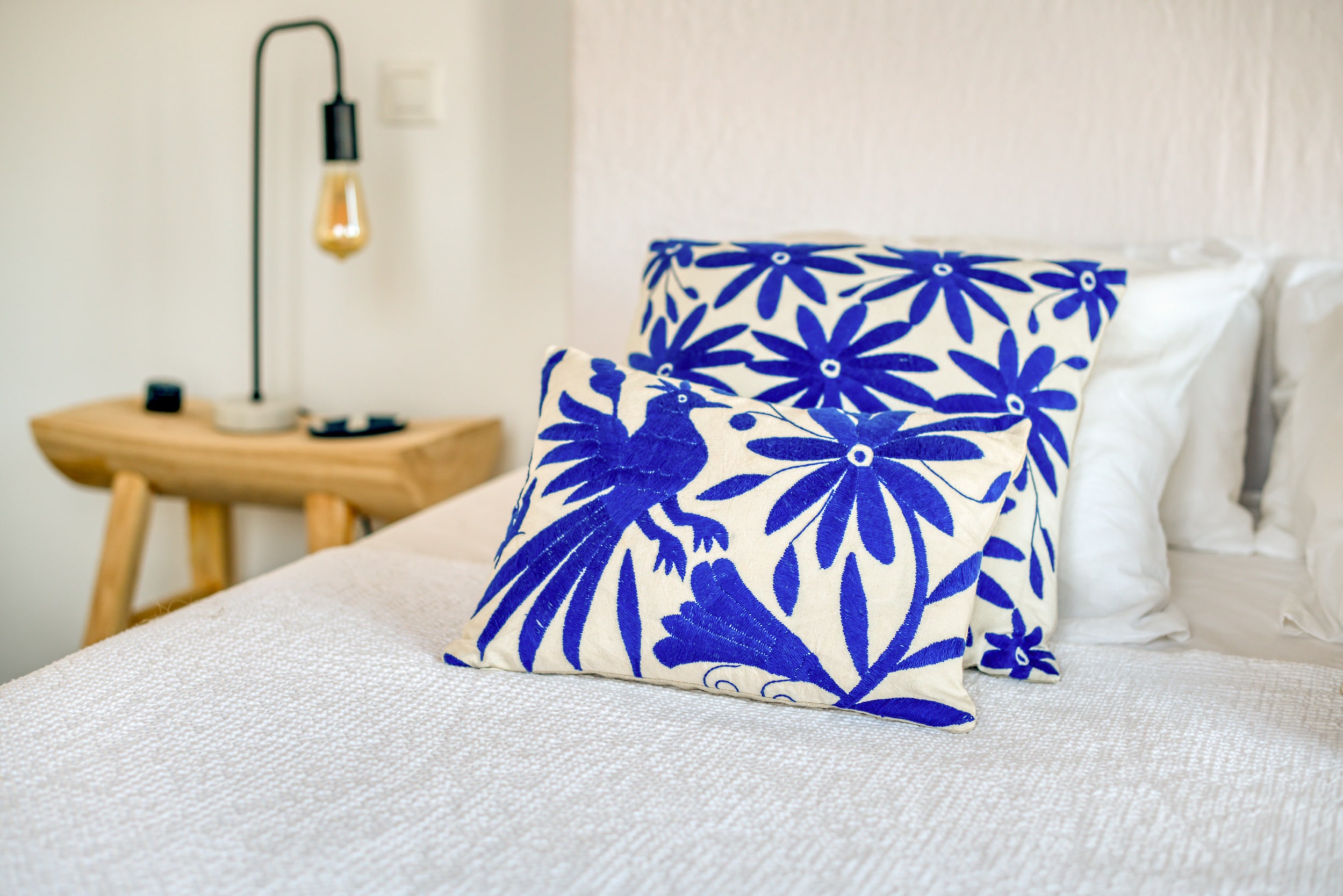 villa-philia-bedroom-bird-pillow-min