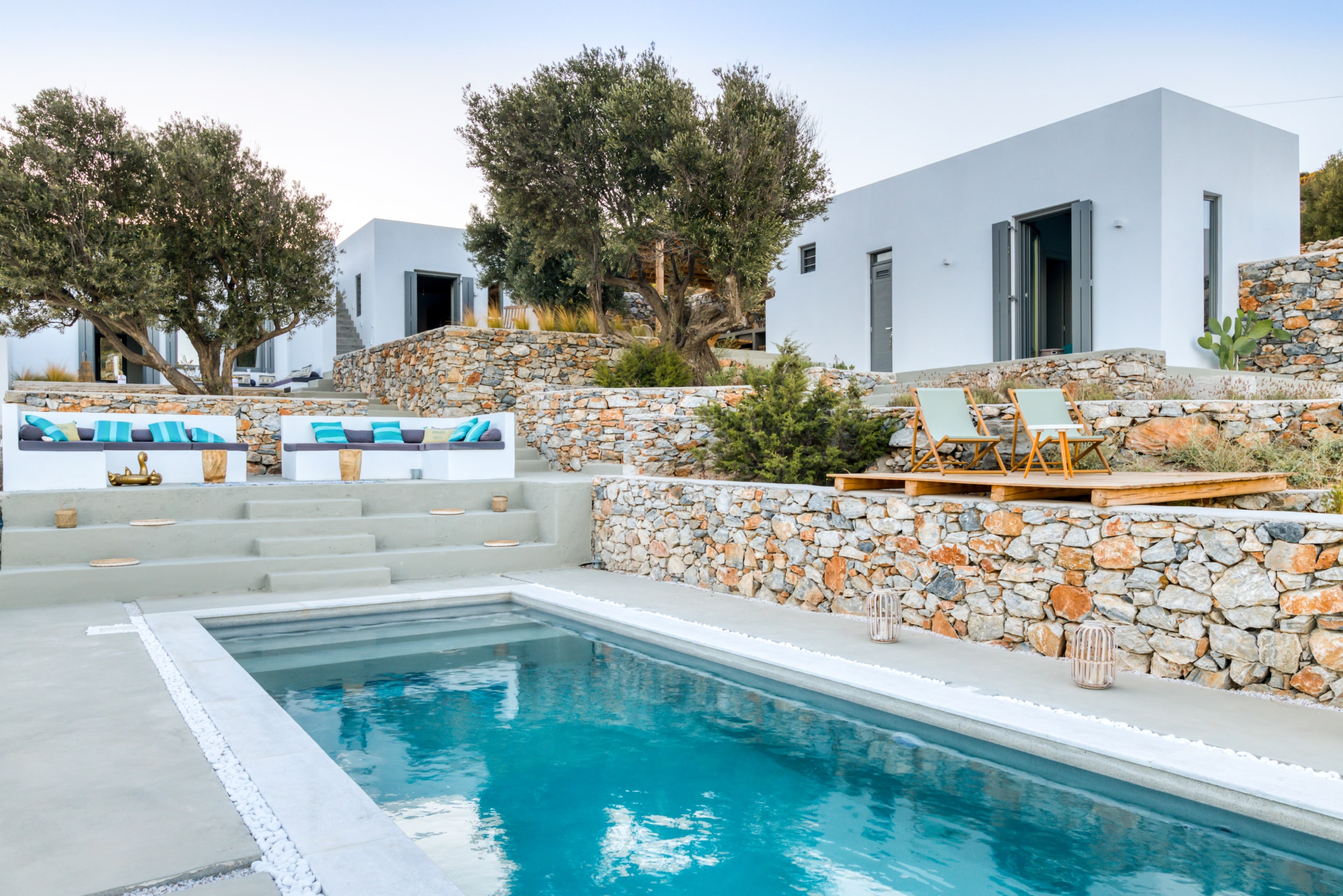 villa-philia-facade-pool-min
