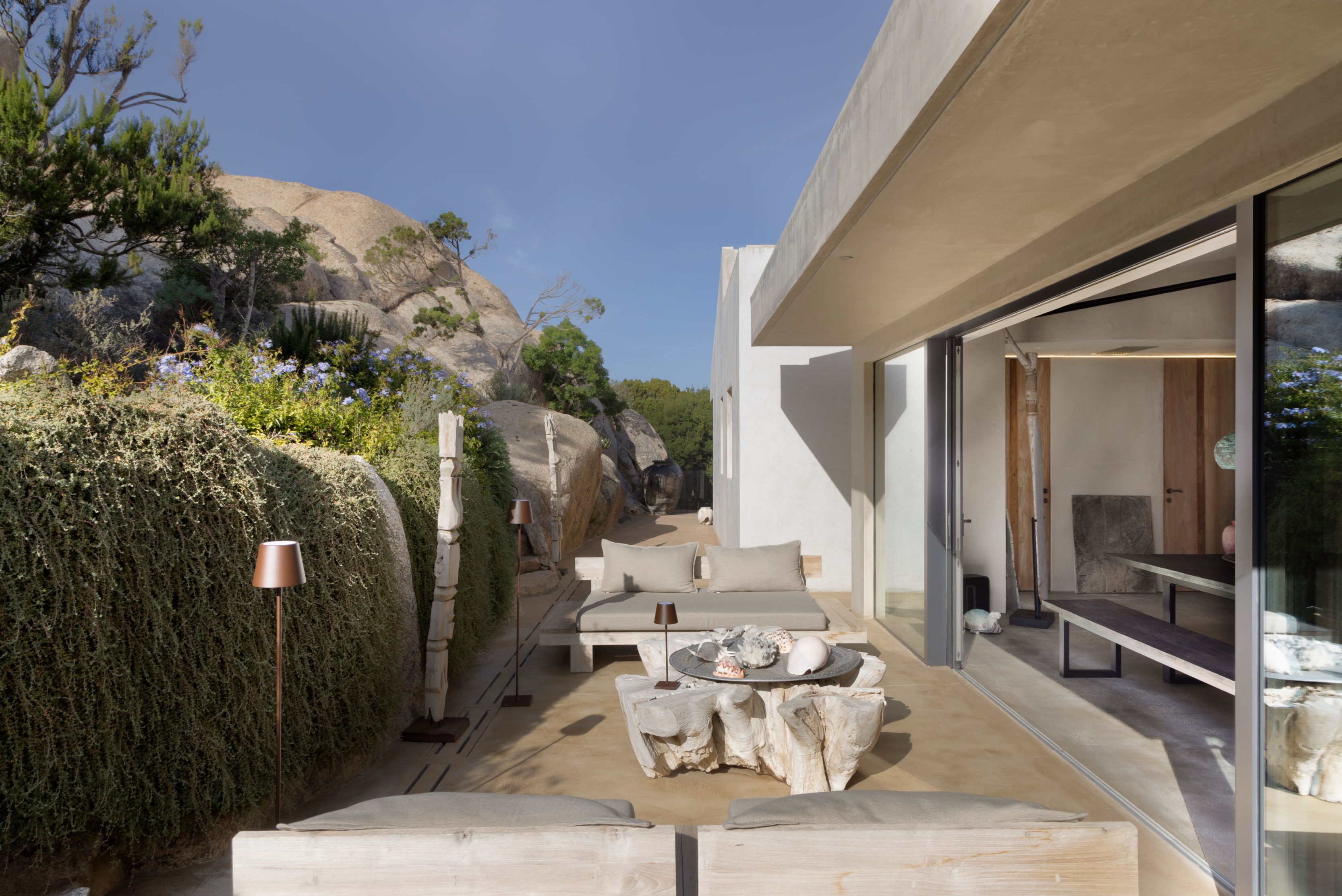 villa-susanna-exterior-seating-min