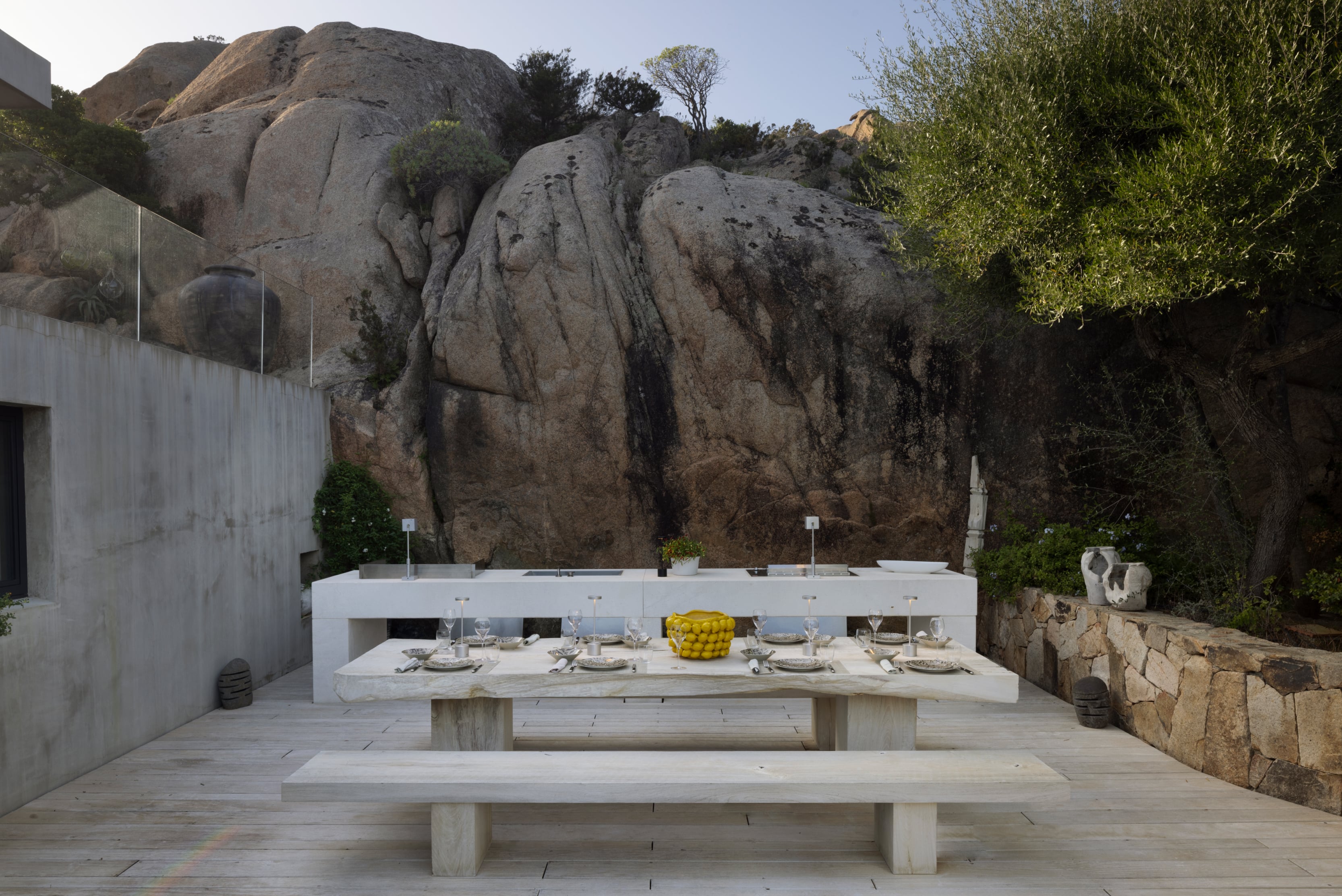 villa-susanna-teak-table-cliffs-min