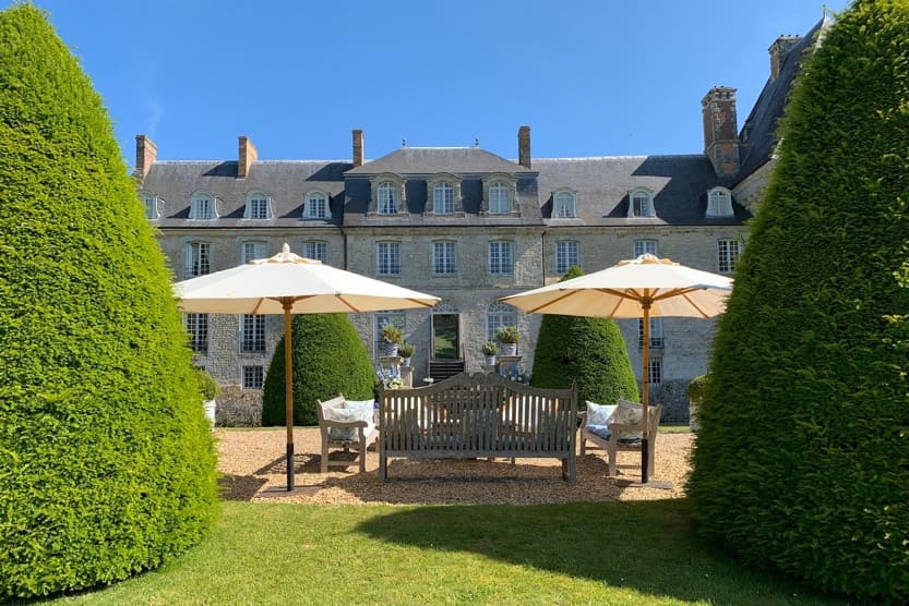 villas-in-normandy-france-with-pool-hebertot-umbrellas