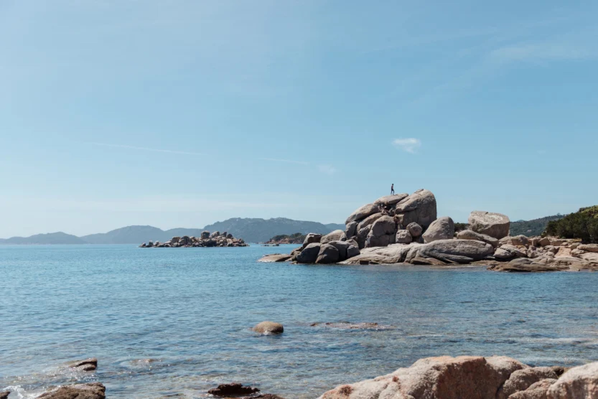 visit-the-island-of-delos-cyclades-sea-rocks-min