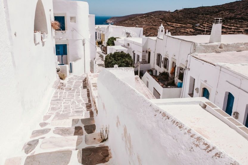 voyages-iles-grecques-sifnos-rues-blanches-min