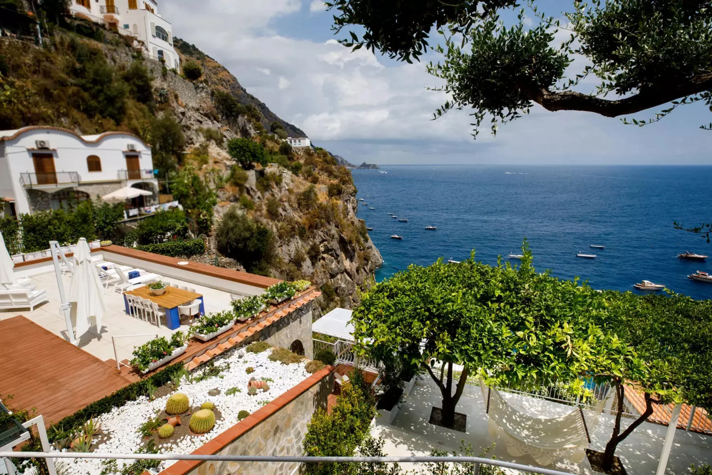 vue-de-la-baie-de-positano-en-ete-depuis-la-terasse-de-la-villa-terramare-sur-la-cote-amaliftain