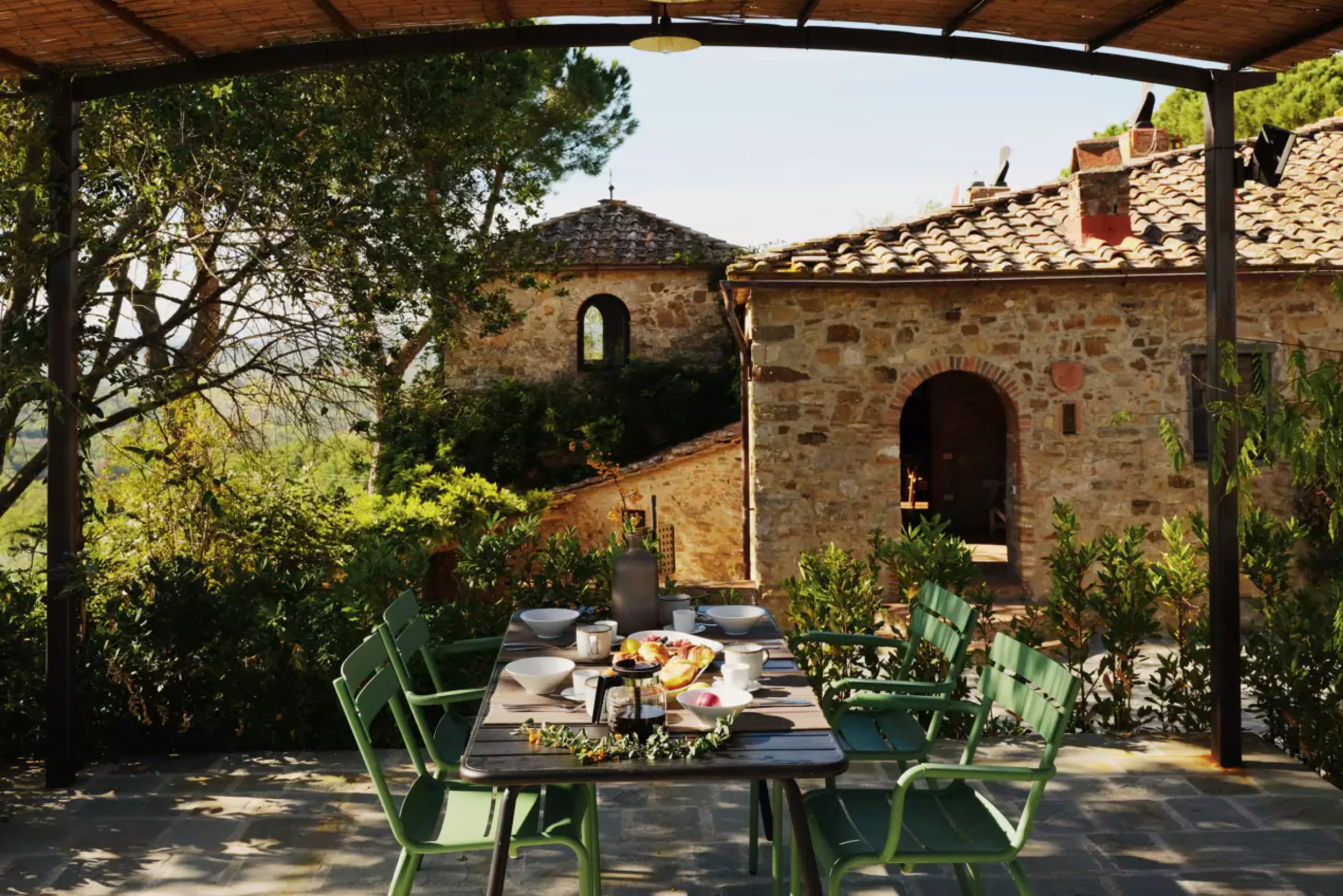 vue-sur-la-terrasse-et-la-facade-en-pierre-ancienne-de-la-villa-zatti-en-toscane