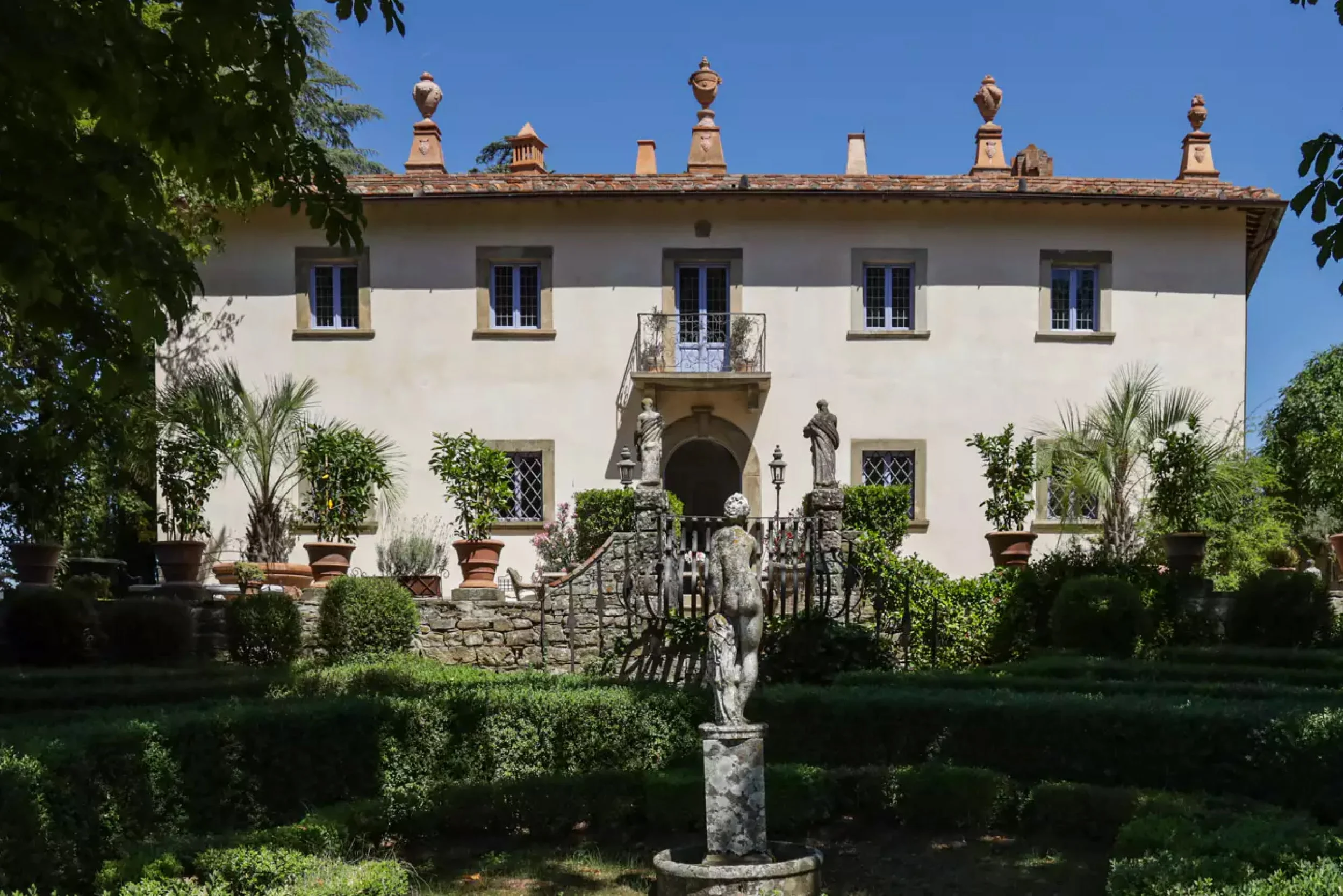 vue-sur-le-jardin-a-l-italienne-et-la-facade-renaissance-de-la-villa-medicea-a-florence