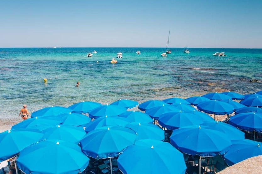 what-to-see-in-st-tropez-beach-umbrella-min
