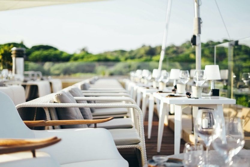 what-to-see-in-st-tropez-restaurant-min