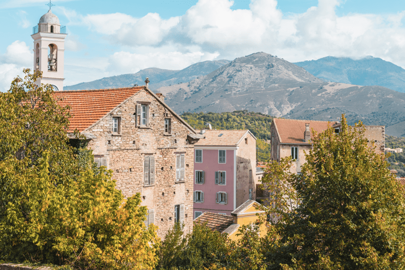 where-to-stay-in-corsica-with-children-village-min