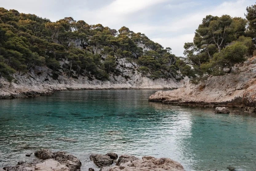 where-to-stay-in-provence-calanques-view-water-min